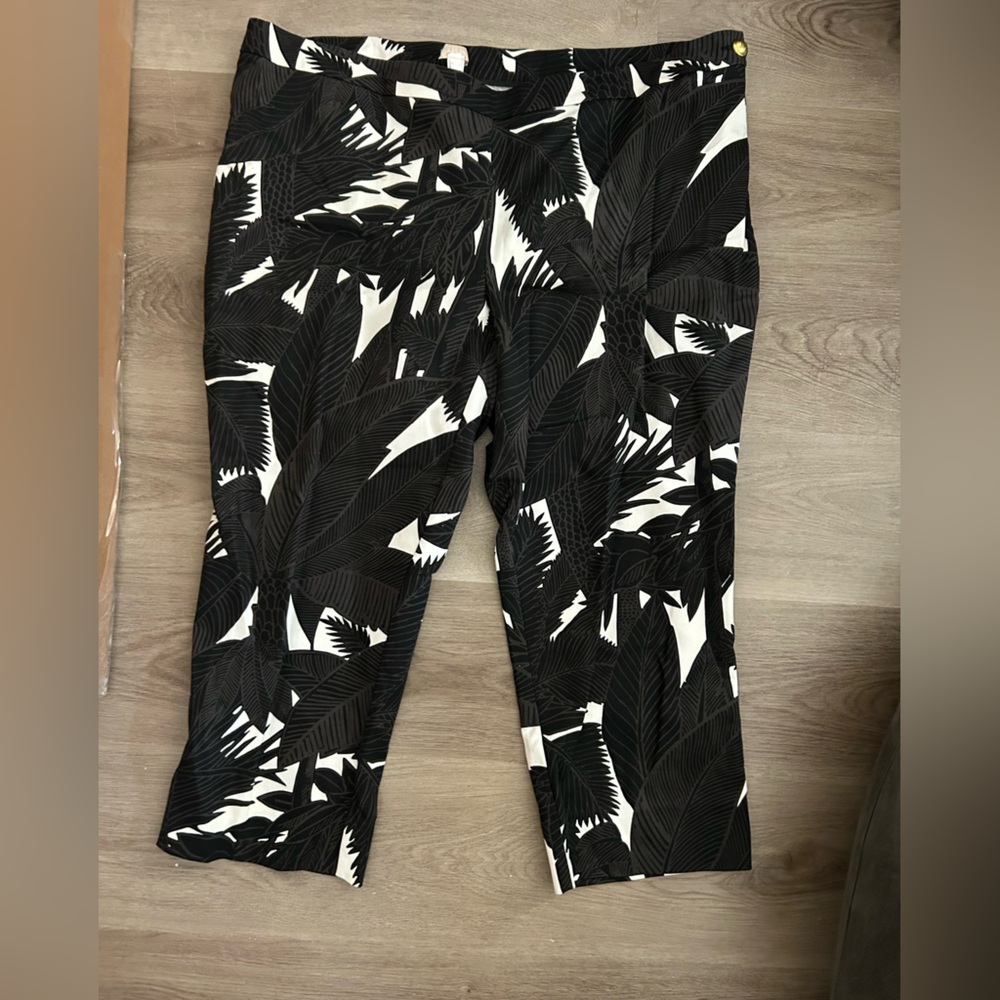 Chico's Black and White Leaf Print Cropped Pants